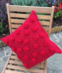 Completing the red rose cushion - a free how to crochet pattern