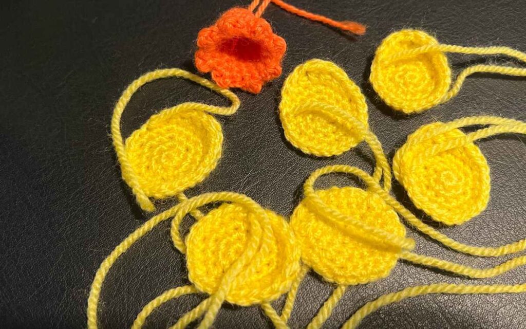 photo of the crochet daffodil petals and trumpet