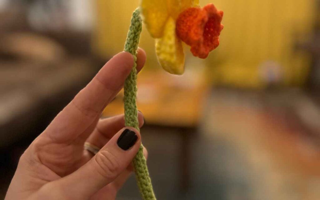 crocheting the daffodil stem