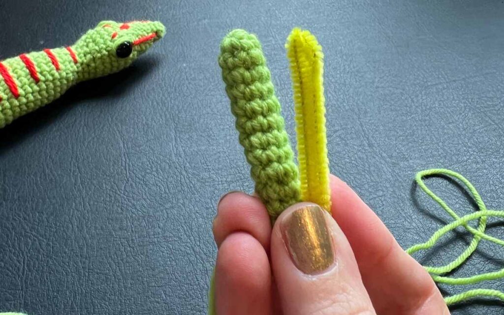 image showing my giant day gecko's leg pipe cleaner insertion