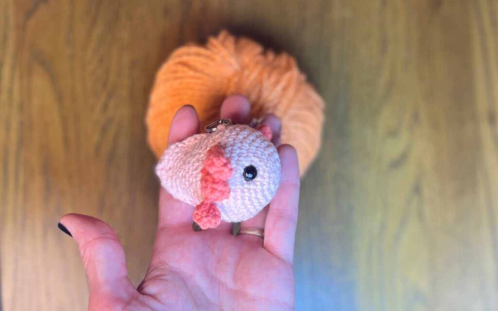 picture of the amigurumi axolotl keychain side view