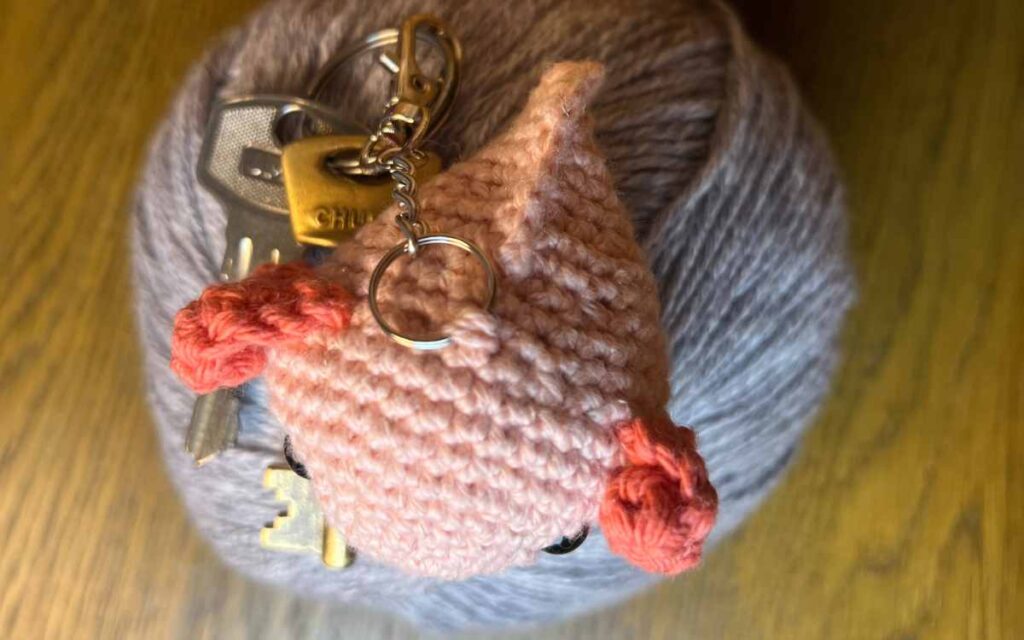 picture of the amigurumi axolotl keychain from the top