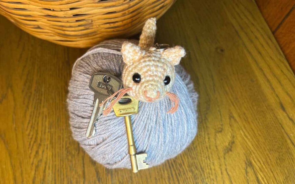 picture of my amigurumi kitten keychain on gray yarn