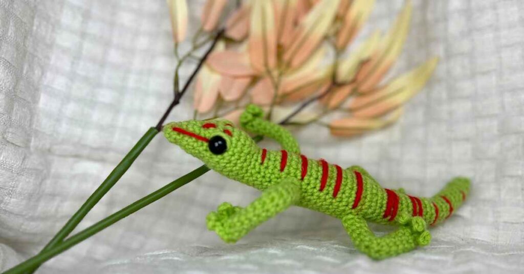 image of the gecko with fake flowers