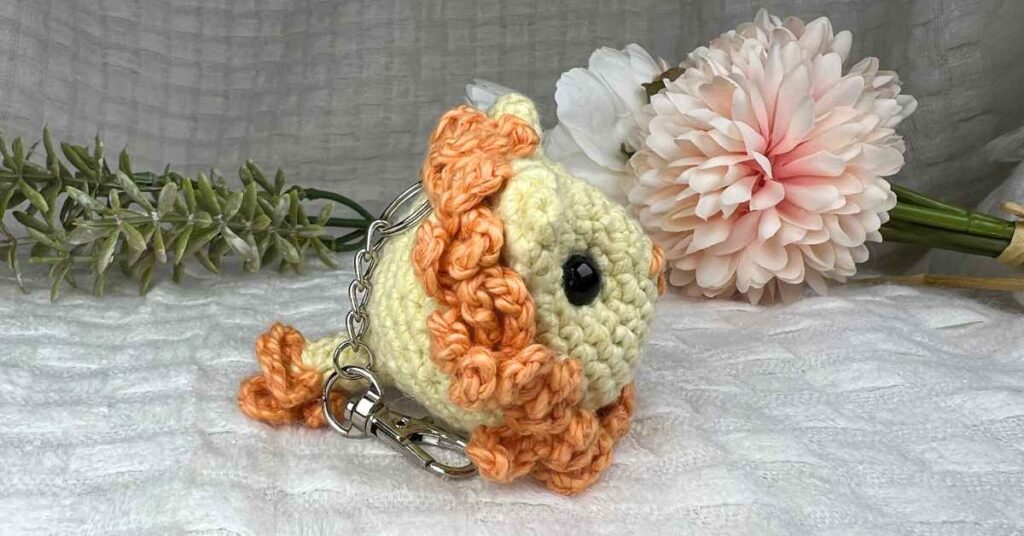 side view of the crochet lion keychain