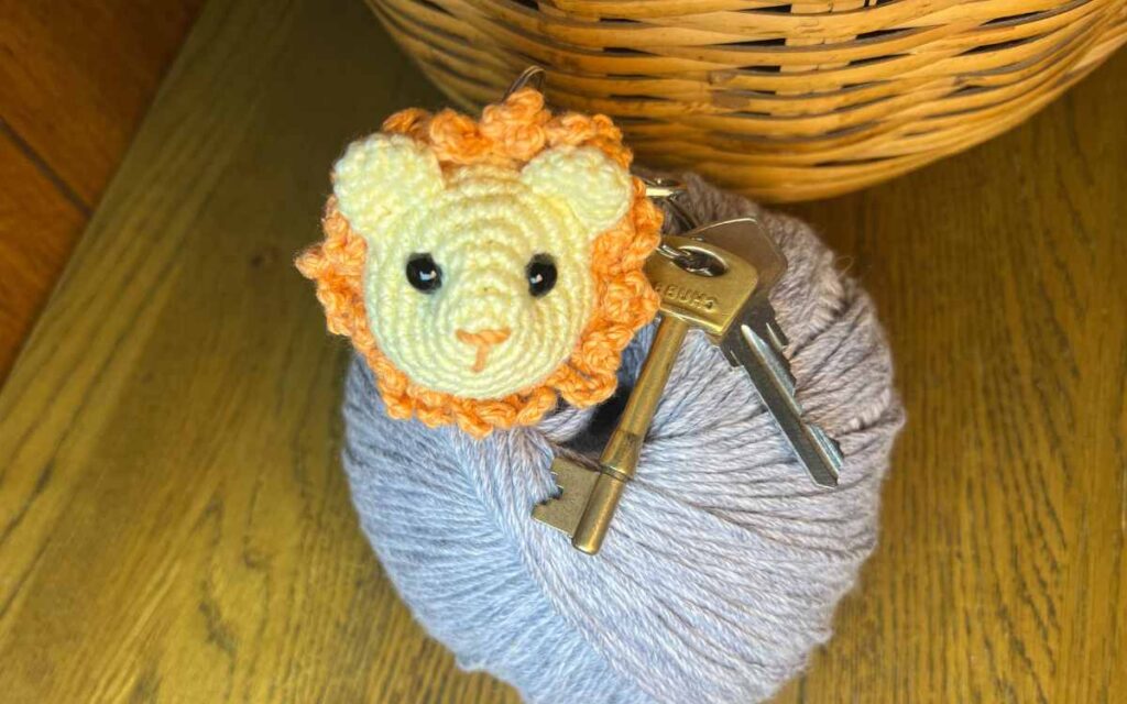 picture of my amigurumi lion keychain on some yarn