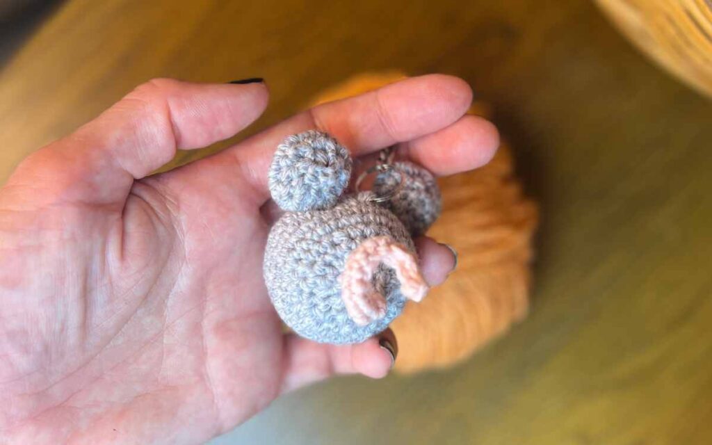 photo of the back of the amigurumi mouse