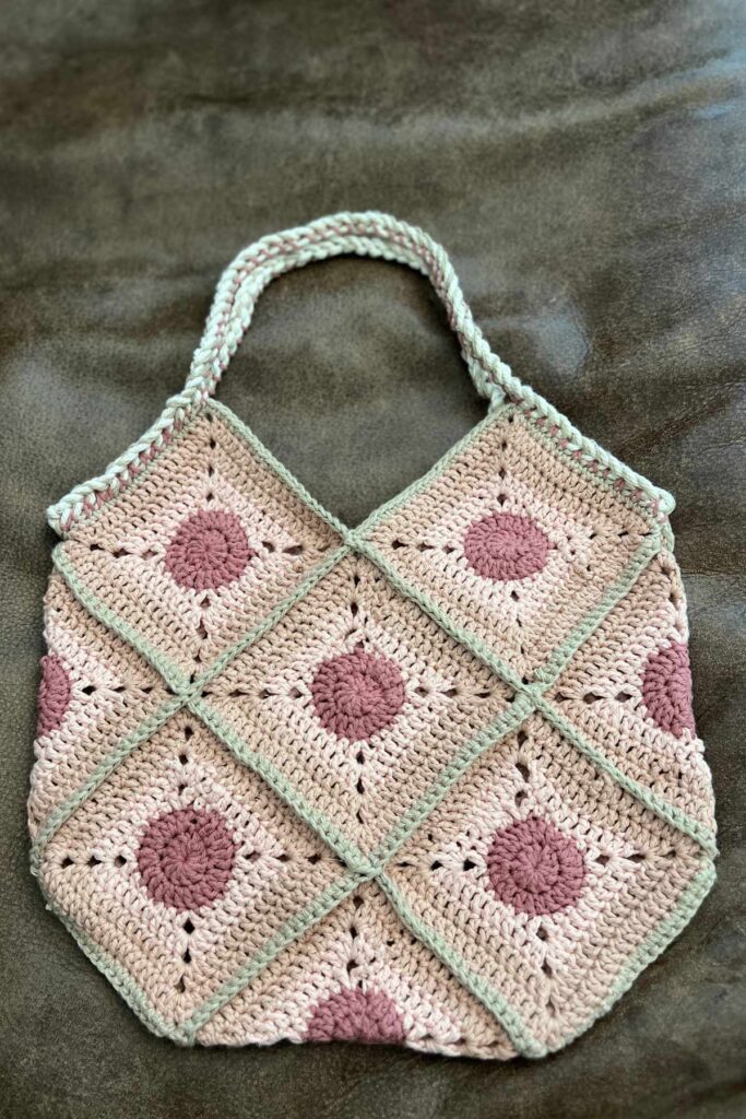 picture of my finished dotty granny square bag