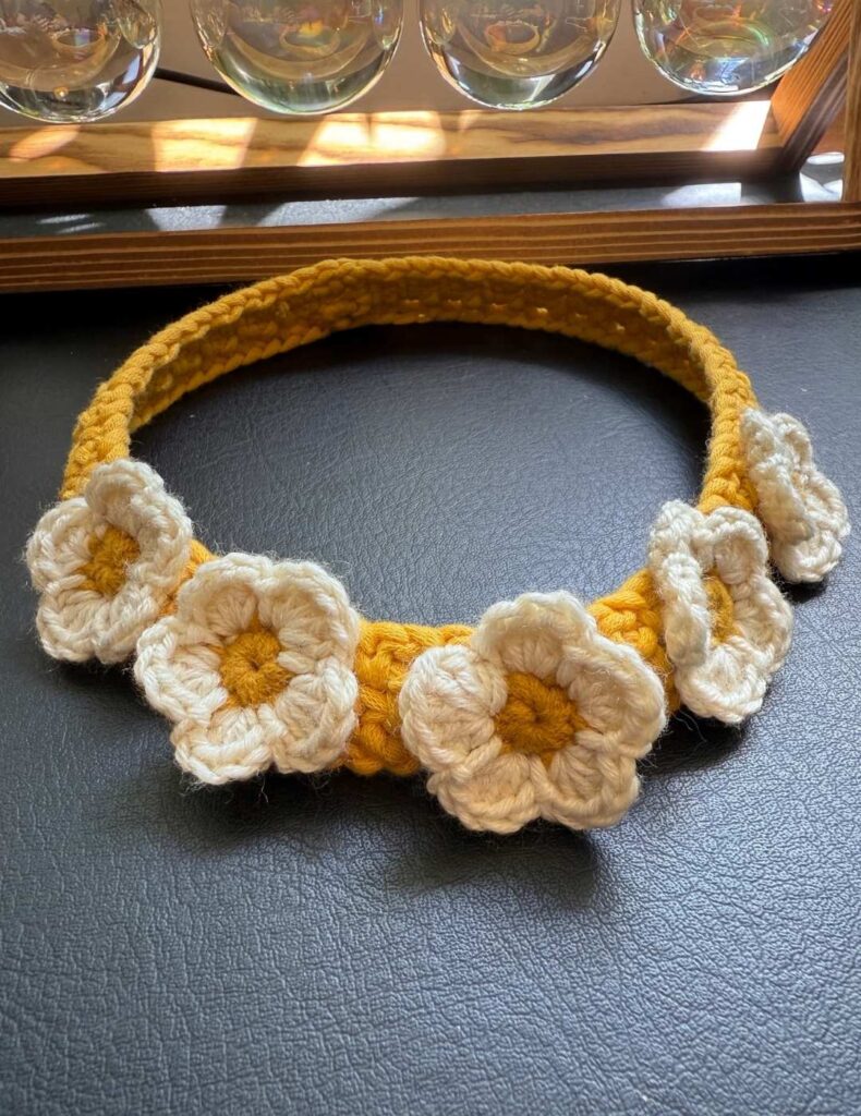 the finished crochet flower headband