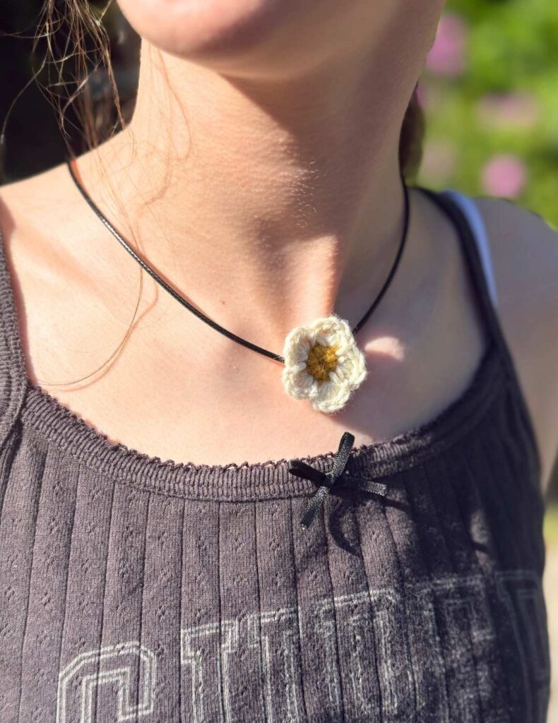 the single flower necklace